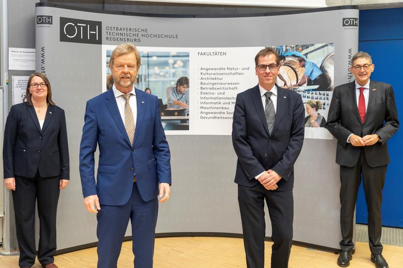 Prof. Dr. Wolfgang Baier, amtierender Präsident der OTH Regensburg (2.v.l.), mit dem neu gewählten Präsidenten Prof. Dr. Ralph Schneider (2.v.r) sowie dem Hochschulratsvorsitzenden Dr. Georg Haber (r) und der Senatsvorsitzenden Prof. Dr. Birgit Rösel (l) 