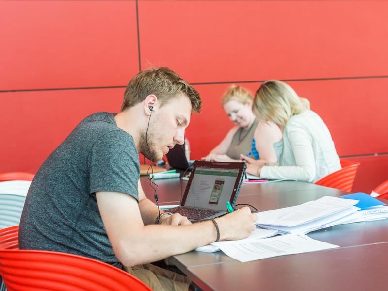 Das Bild zeigt Studierende im Gebäude MZH, wo sich der Fachbereich Mathematik/Informatik befindet. Die Physik ist im Gebäude NW1 auf dem Campus. Alle drei Fächer haben im CHE-Ranking gut abgeschnitten.