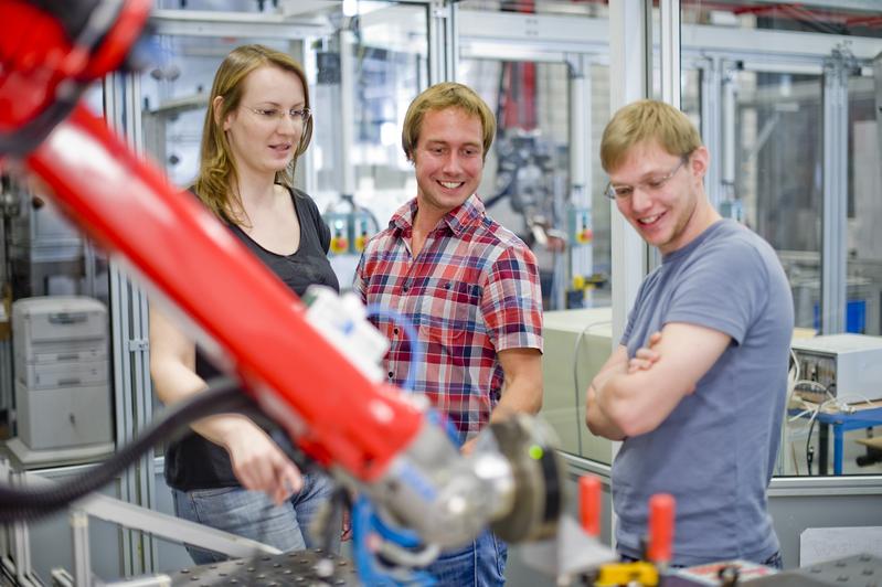 Studierende im Labor der TH Aschaffenburg