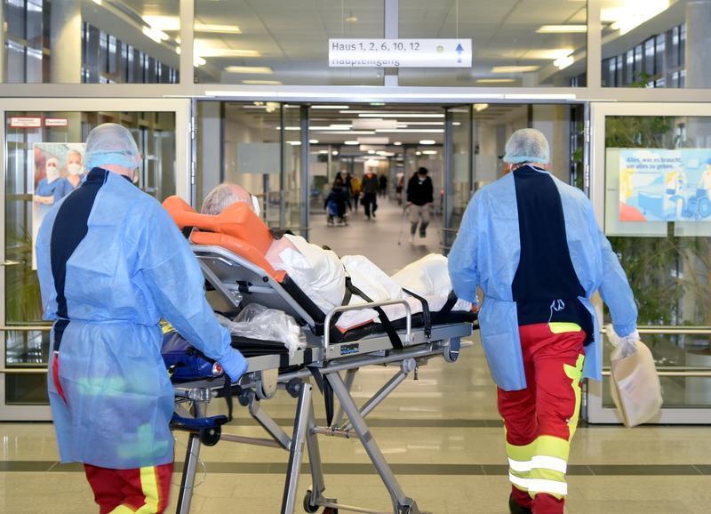 Bild: Der niederländische Patient wurde heute gegen 14.30 Uhr aus dem Bergmannsheil entlassen und in seine Heimat überführt.