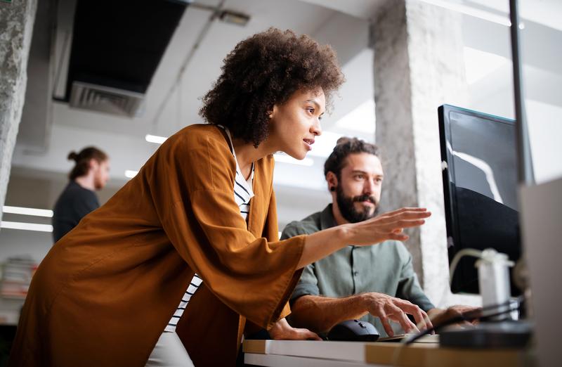 Mit dem Master Informatik der AKAD University zur Führungskraft oder Start-up-Gründerin werden.