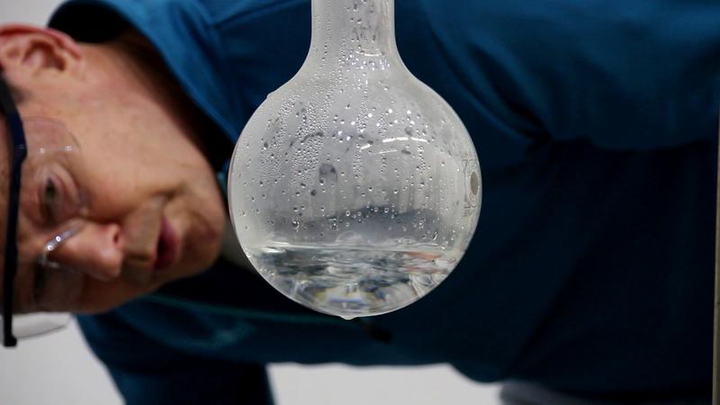 Zauberei? Justus Notholt bringt Wasser in einem Glaskolben mit kaltem Wasser zum Kochen. Durch die Abkühlung des geschlossenen heißen Glaskolbens sinkt der Druck im Glaskolben, und Wasser verdampft bei geringerem Druck bei niedrigeren Temperaturen.