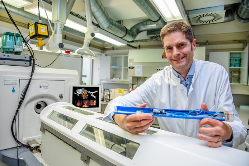 Professor Dr. James Thackeray at a single photon emission computed tomograph (SPECT) in the MHH Laboratory for Preclinical Molecular Imaging;