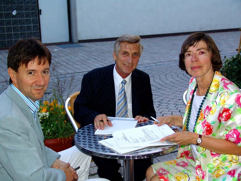 Dr. Gündling, Hans-Jörg Bähr und Erika Lieber bei der Vertragsunterzeichnung