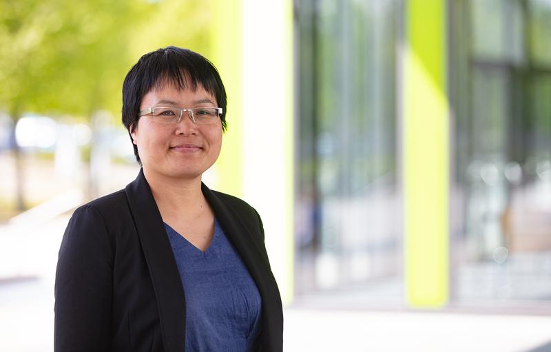 Prof’in Dr. Minh T. N. Nguyen von der Universität erörtert auf der Tagung mit internationalen Kolleg*innen, wie wirksam Sozialversicherungen und andere Schutzprogramme für Arbeiter*innen im Globalen Süden sind. Foto: Universität Bielefeld/M.-D. Müller