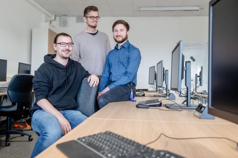 Ein Teil des Forschungsteams, das den Best Paper Award erhalten hat: Lukas Knittel, Christian Mainka und Dominik Noß (von links)