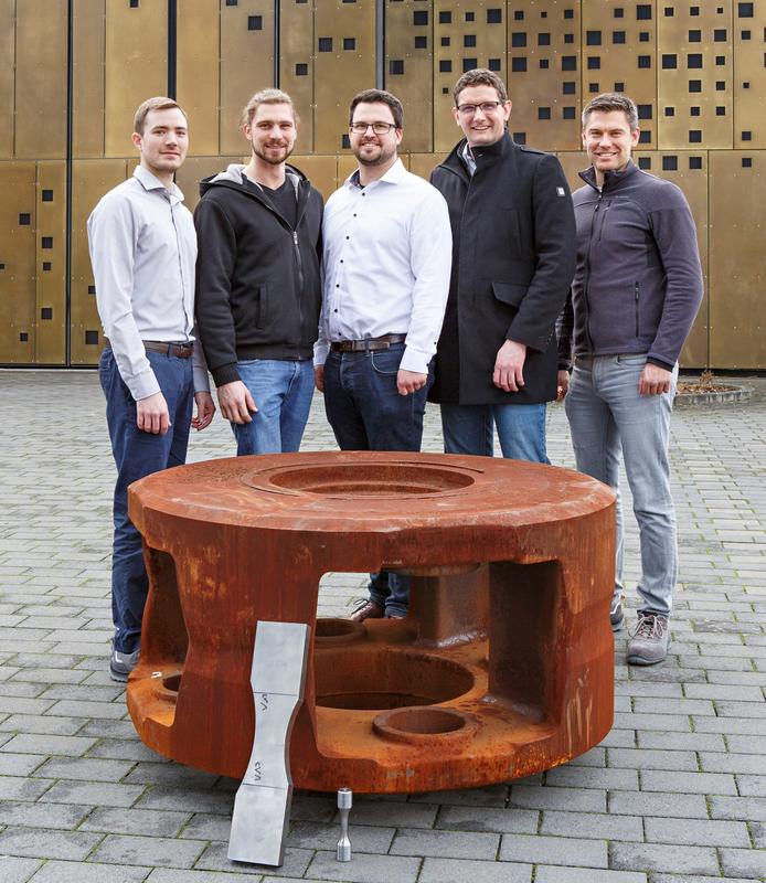 Dr. Christoph Bleicher (zweiter von rechts) steht mit seinem Team im Fraunhofer LBF für die Qualifizierung gegossener Komponenten.