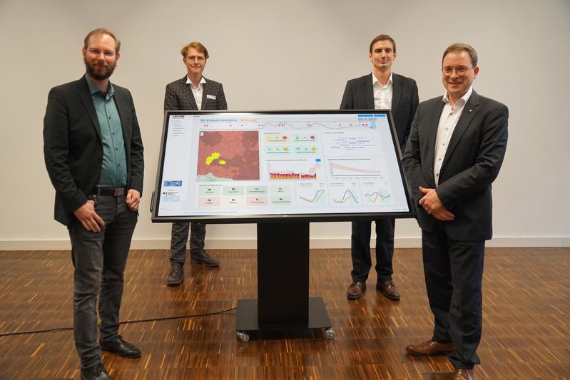 The findings from AScore are now to be extended to other crisis scenarios. DFKI scientists Dr. Jan Ole Bernd Benedikt Lüken-Winkels, Alexander Schewerda, Prof. Dr. Ingo Timm.