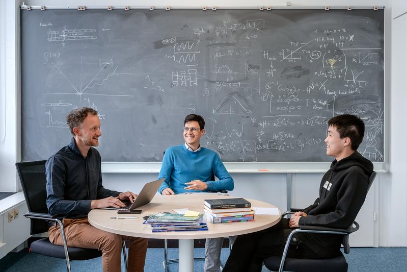 Die Co-Autoren Prof. Frank Pollmann, Prof. Michael Knap und Yujie Liu im Physik-Department auf dem Forschungscampus Garching der Technischen Universität München. 