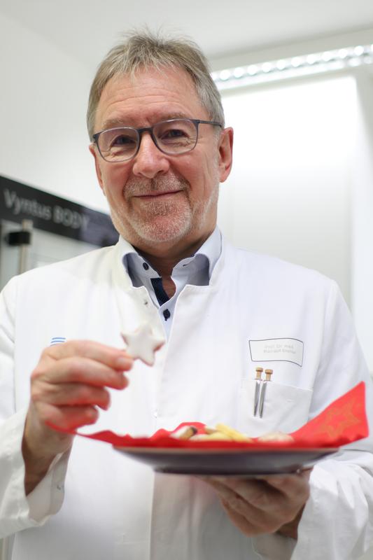 Nicht nur Zimtsterne, auch viele andere Lebensmittel sind für Erdnussallergiker ein Tabu. Prof. Randolf Brehler, Leiter des Bereichs Aller-gologie an der Hautklinik des UKM, setzt nun auf eine neue orale Immuntherapie.
