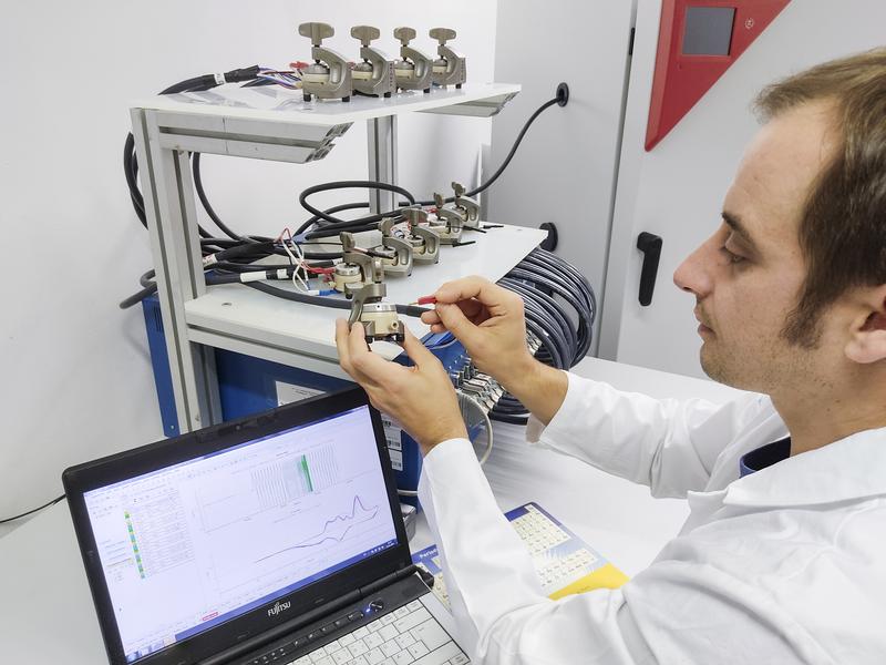 Kontaktierung von Laborzellen für die Untersuchung der elektrochemischen Leistungsfähigkeit von Aluminium-Ionen-Batterien (AIB) am Fraunhofer-Technologiezentrum Hochleistungsmaterialien THM in Freiberg. 