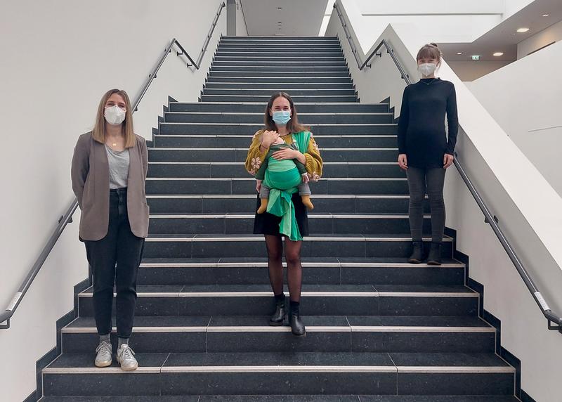 Zu sehen sind die Studienstipendiatinnen (v.l.n.r.) Linda Theune, Milena Wiederhold (mit Sohn) und Lina Sparla. 