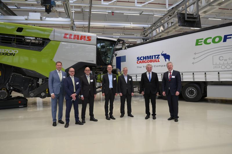 Arbeiten gemeinsam an der Produktion von morgen (v. l.): Jan-Hendrik Mohr, Kai Gieselmann, Stefan Schulte (alle Claas), Günter Korder (it's OWL), Christian Temath (KI.NRW), Minister Prof. Andreas Pinkwart und Andreas Schmitz (Schmitz Cargobull).