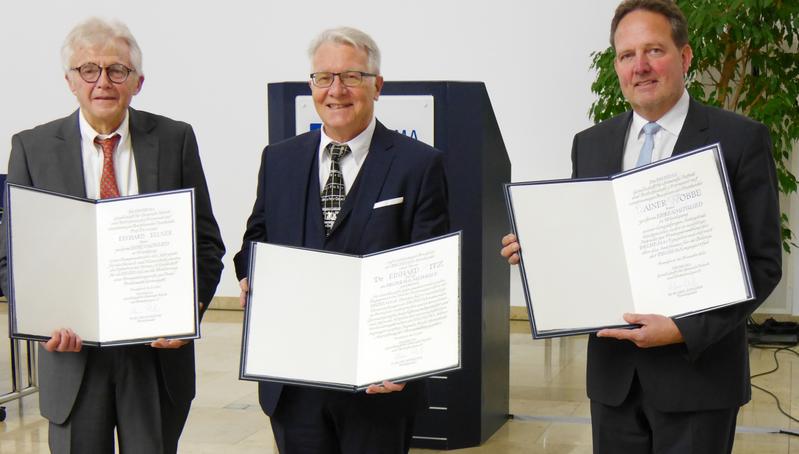Reinhard Zellner (l.), Reinhard Ditz(m.) und Rainer Wobbe (r.) wurden für ihre Verdienste um die Belange der DECHEMA  ausgezeichnet.