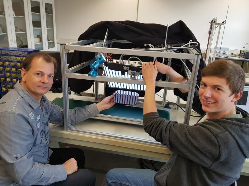 Prof. Dr Christian Faber from Landshut University of Applied Sciences and his research assistant Simon Hartel at the deflectometry system