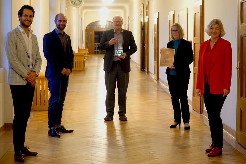 v.l.n.r.: Steffen Klink (EUPD Research), BGM-Koordinator Sebastian Stumpf, Rektor Professor Dr. Hans-Werner Huneke, Kanzlerin Stephanie Wiese-Heß und Petra Dann (Techniker Krankenkasse) 