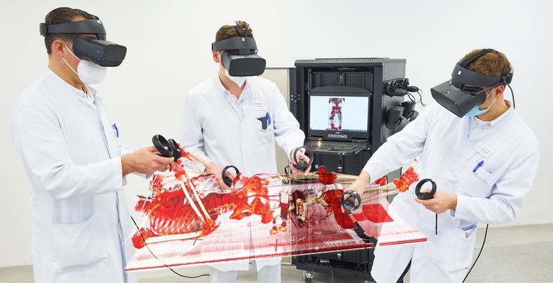 (v.l.) PD Dr. Philipp Lingohr, Oberarzt der Klinik für Allgemein-, Viszeral-, Thorax- und Gefäßchirurgie am UKB, mit den beiden Assistenzärzten Dr. Jan Arensmeyer und Philipp Feodorovici im VR-Space an einem 3D-Skelett.