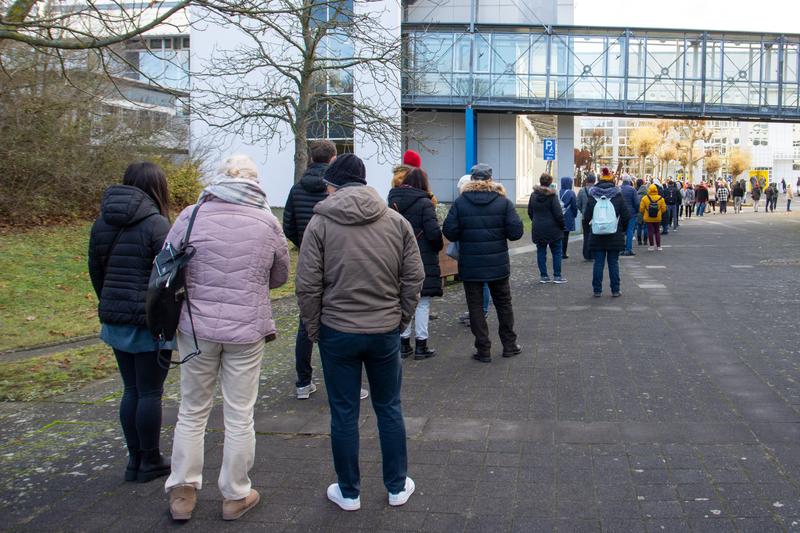 Geduldig warteten hunderte Menschen auf ihre Impfung. 