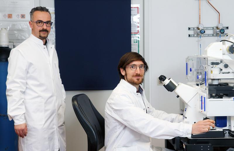 Prof. Dr. Jörg Fahrer (links) mit Philipp Demuth (rechts) am konfokalen Laser-Scanning-Mikroskop im Labor des Fachbereichs Chemie der TU Kaiserslautern.