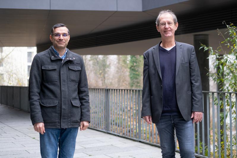 Seit Juli 2021 forscht Abdorasoul Ghasemi (l.) bei Prof. Dr. Ing. Hermann de Meer in Passau an neuen Strategien für die Resilienz moderner Energiesysteme nach Stromausfällen. 