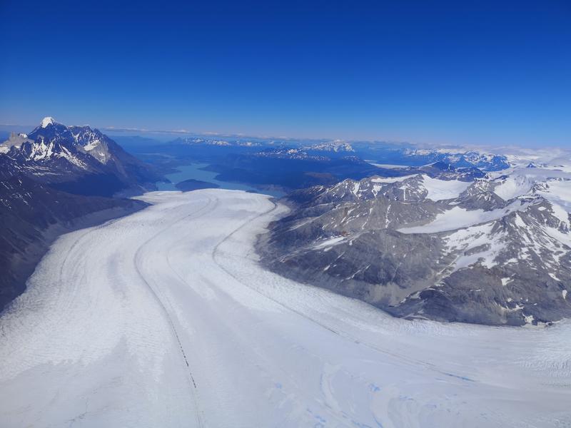 Ziel der Messkampagne von FAU und TU Dresden ist eine genauere Bestimmung, wie viel sich die Höhe der Gletscher verändert hat. Dafür werden die Daten aus den Flügen mit Satellitendaten und Informationen aus Expeditionen ins Eis kombiniert.