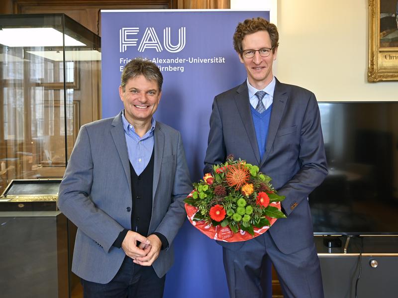 FAU-Präsident Prof. Dr. Joachim (links) gratuliert Prof. Peter Hommelhoff zu der Auszeichnung.