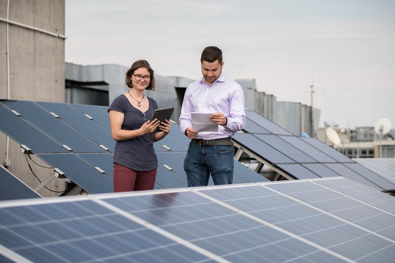 Studierende des neuen Master-Studiengangs Renewable Energy erwerben Fachkompetenz im Bereich erneuerbare Energien und Energietechnik.