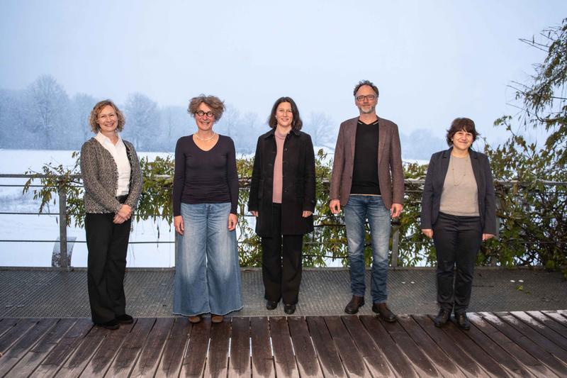 Dankbar für den neuen Stiftungsfonds (v.l.): Ellen Kamrad (Stiftung der Universität Ulm) und die Forschenden Prof. Anke Huckauf, Prof. Iris-Tatjana Kolassa, Prof. Harald Baumeister und Prof. Olga Pollatos, Vizepräsidentin der Universität Ulm