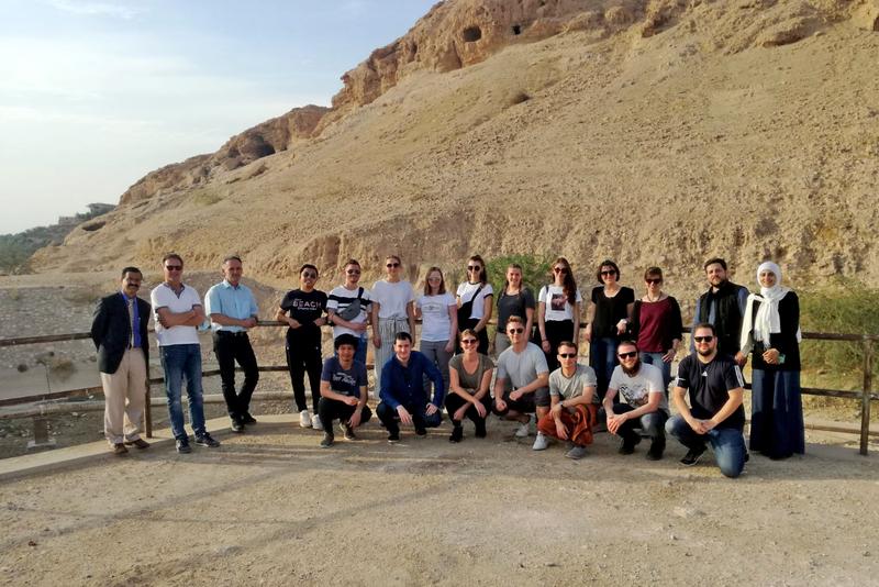 Die jordanisch-deutsche Gruppe bei einer Exkursion in Jordanien
