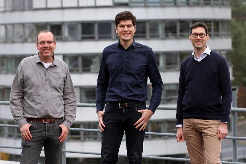 Professor Herwig Ott (v.l.n.r.), Dr. Thomas Niederprüm und Professor Artur Widera arbeiten mit ihren Partnern an dem neuen Quantencomputer. 