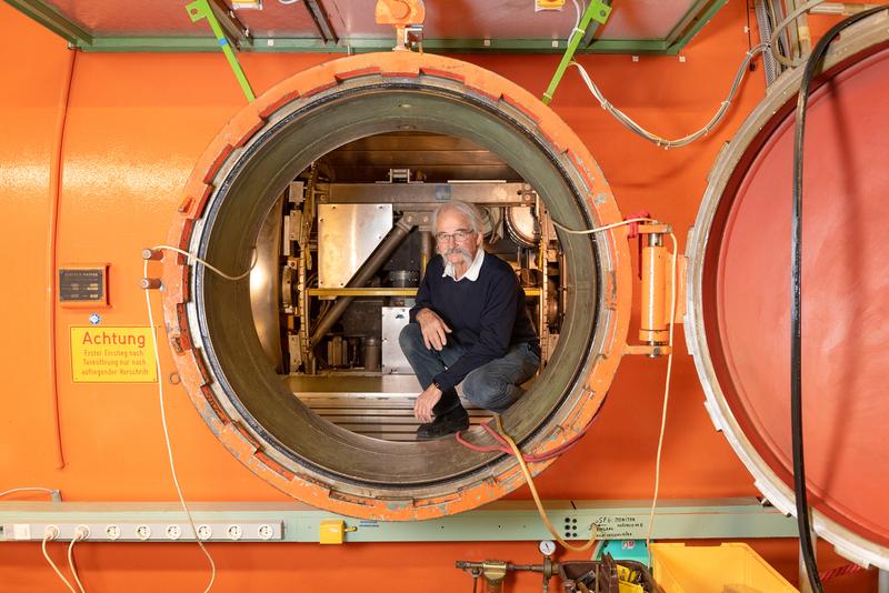 Dr. Thomas Faestermann in der Einstiegsluke des Tandem-Van-de-Graaff-Beschleunigers auf dem Forschungscampus Garching. Mehr als zehn Millionen Volt beschleunigen Lithium-Ionen hier auf rund zwölf Prozent der Lichtgeschwindigkeit.