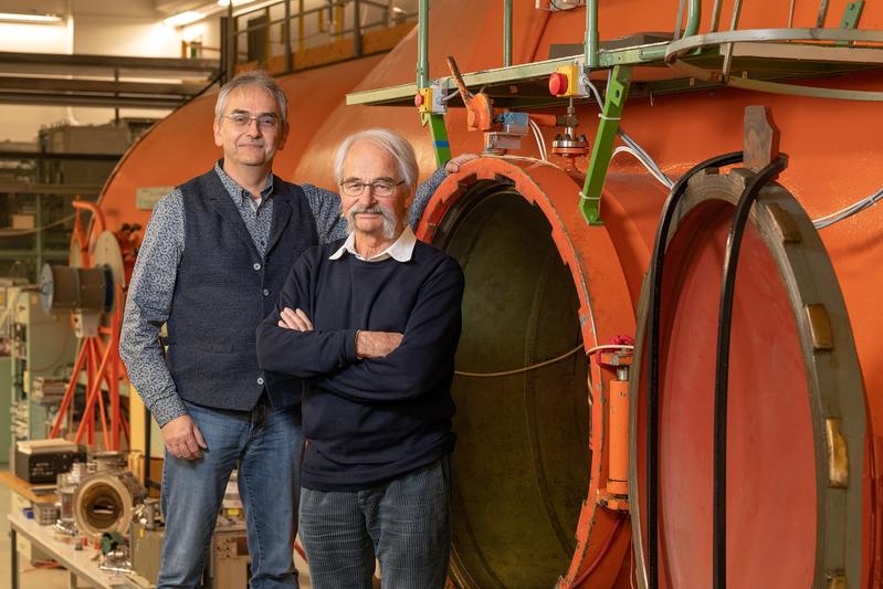 Dr. Thomas Faestermann and Dr. Roman Gernhäuser at the tandem Van de Graaff accelerator on the Garching research campus. Here, more than ten million volts accelerate lithium ions to about 12 percent of the speed of light.