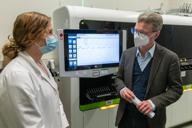 Bayerns Wissenschaftsminister Bernd Sibler tauschte sich im PCR-Analyse-Labor des Virologischen Instituts des Uni-Klinikums Erlagen mit der Studentin Tamara Hastreiter aus, die die Virologie in der Coronapandemie unterstützt. 