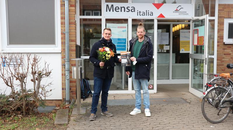 Der 100.000. Getestete im Campus-Covid-Screen: Hendrik Wever, Masterstudent der Agrarwissenschaften. Rechts Nico Gießler vom Hochschulsport der Universität Göttingen.