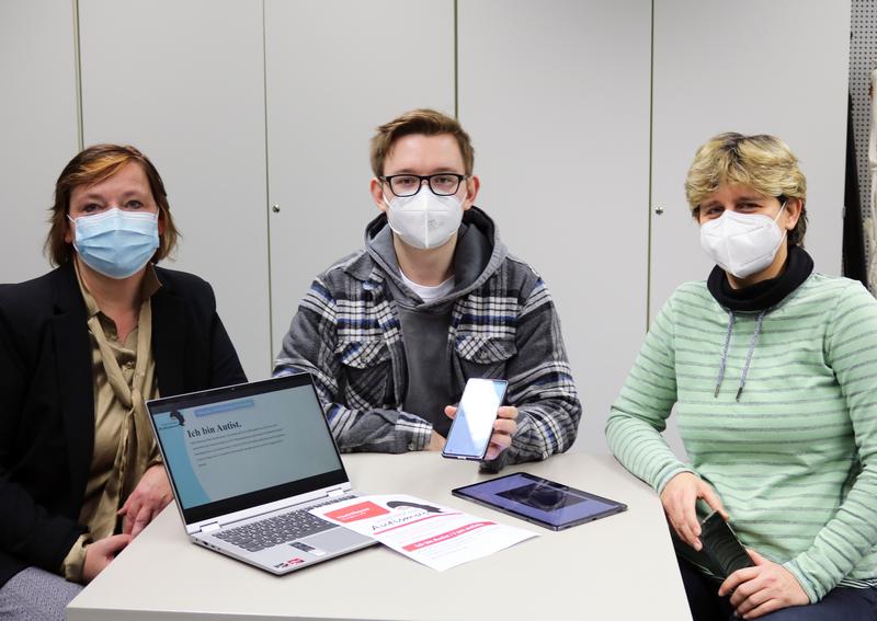 Carola Niekisch (links) entwickelte gemeinsam mit dem Medizininformatik-Studenten Tino Nicksch und der Akademischen Mitarbeiterin Dr. Katja Orlowski eine App als digitalen Gesundheitspass für Menschen mit Autismus.