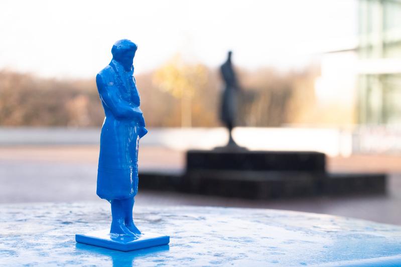 Ein schönes Präsent: die 3D-gedruckte Miniatur der Heine-Statue vor der ULB.