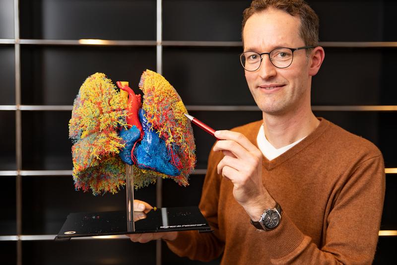 Professor Dr Lars Knudsen with a spout model of a human lung.