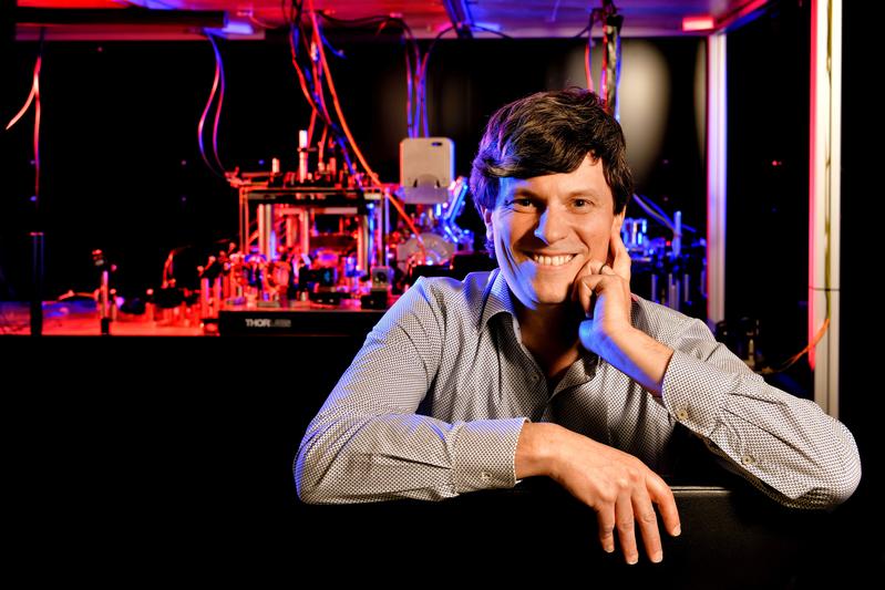 Projektleiter Dr. Florian Meinert im quantenoptischen Labor am 5. Physikalischen Institut der Universität Stuttgart. 