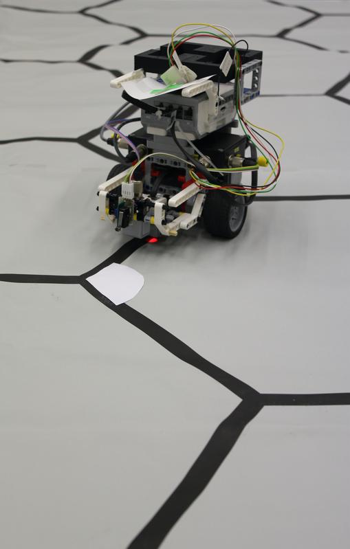Ein Spielzeugroboter lernt durch einen organischen neuromorphen Schaltkreis, ein Labyrinth zu passieren.