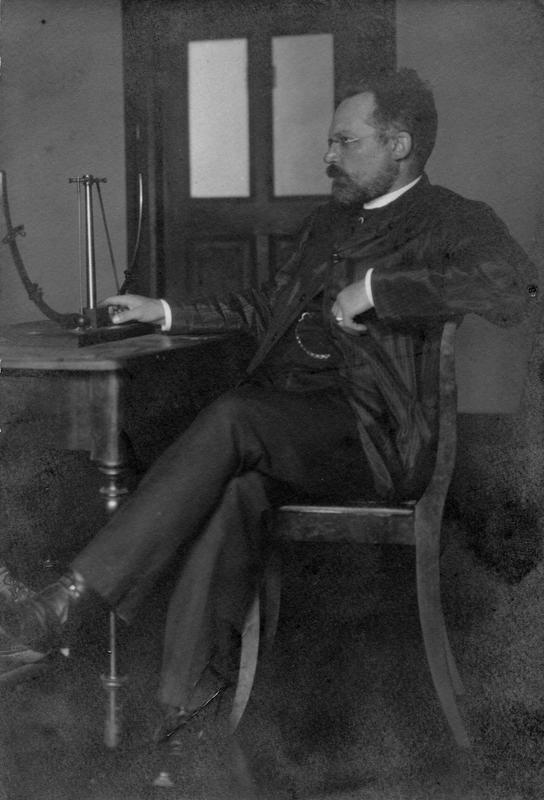 Oswald Külpe hatte von 1894 bis 1909 die Professur für Philosophie einschließlich der Ästhetik an der Uni Würzburg inne. In dieser Zeit ist vermutlich das Foto entstanden, das ihn mit einem Doppelschallpendel zeigt.