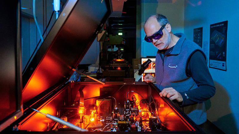 Die Arbeitsgruppe Mikroskopie-Methodik um Prof. Dr. Michael Börsch nutzt ein neues modulares STED-Mikroskop, um hochauflösende Fluoreszenzbildgebungstechniken weiterzuentwickeln. 