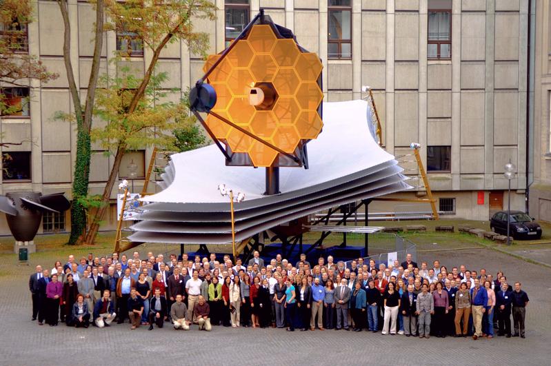 Gruppenfoto JWST-Konsortium mit Modell des Weltraumteleskops James Webb