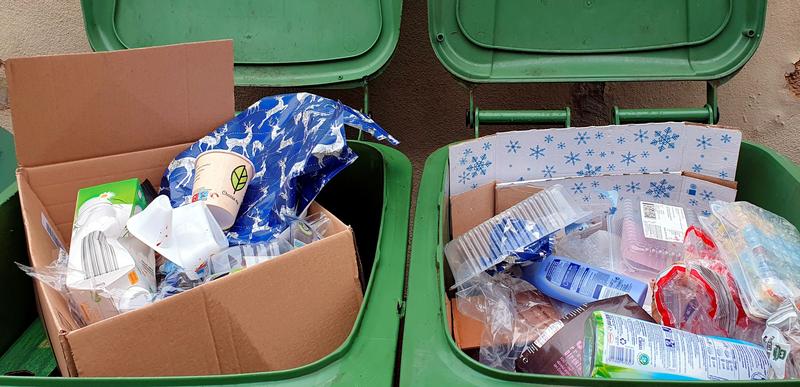 Wie Kunststoffe aus Haushaltsabfall zu wiederverwendbaren Transportkisten werden können, zeigen Studenten des KIT. (Foto: Gabi Zachmann, KIT) 