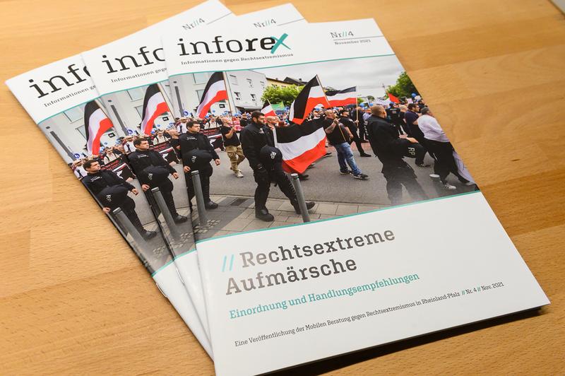 Die neueste Ausgabe der inforex thematisiert rechtsextremistische Aufmärsche.