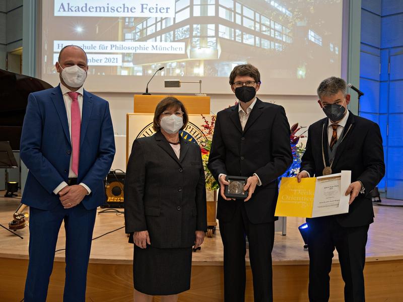 Preisverleihung des Alfred Delp-Preises 2021. Von links nach rechts: Prof. Dr. Michael Reder (Laudator/ Zweitgutachter), Adele Schlechta (Förderverein pro philosophia e.V.), Dr. Daniel Wiegand (Preisträger), Prof. Dr. Dr. Johannes Wallacher (Doktorvater)