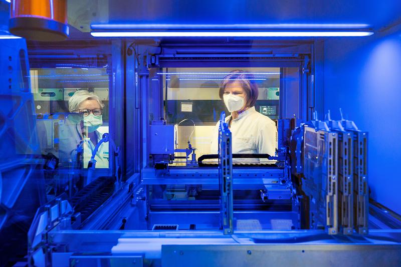 Prof. Dr. med. Ulrike Protzer (r), head of the Institute for Virology at the Technical University of Munich and Director at the Helmholtz Munich, with an employee at the PCR analyzer at the TUM University Hospital rechts der Isar.