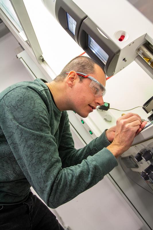 First author Tobias Raisch preparing samples for cryo-electron microscopy.