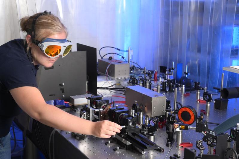 Die LZH-Wissenschaftlerin Stefanie Unland baut die Laserdemonstratoren im Labor auf. 