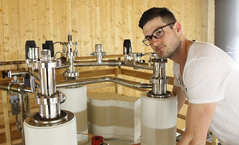 Marcel Meinhart M.Sc. at the 1-gigahertz NMR spectrometer at the University of Bayreuth, which was used in the comparative studies of the polystyrene particles. 