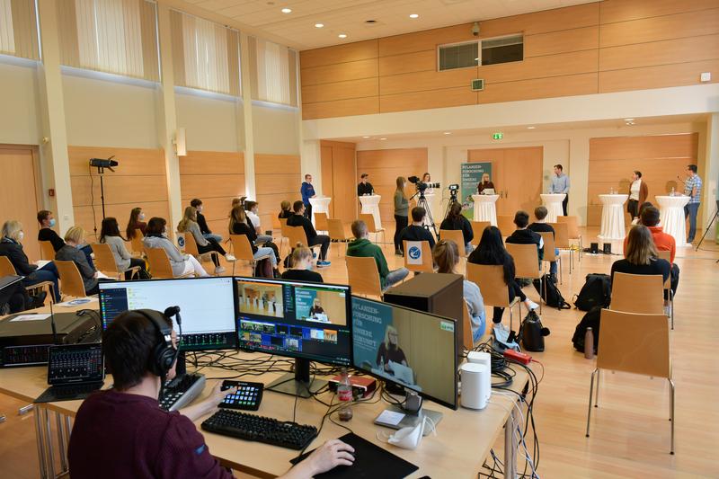 Schülerinnen und Schüler aus Staßfurt haben heute am IPK Leibniz-Institut beim Projekt „Crops4Future“ mit jungen Forschenden über die Landwirtschaft der Zukunft diskutiert. 